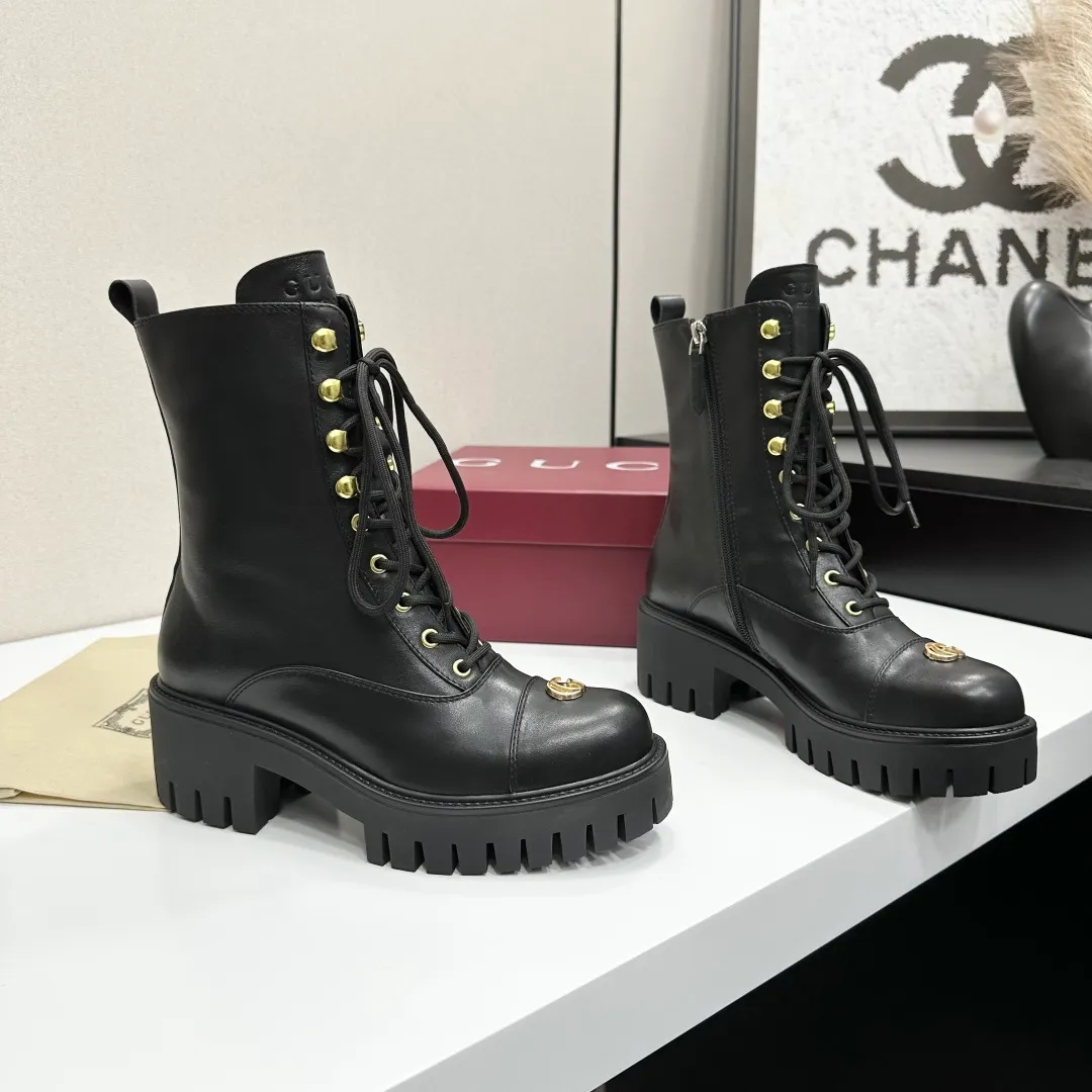 👟👟Ex-factory price 840👟👟 Highest version 2025 Gucci autumn and winter latest GUCCI mid-heel grooved thick-soled horsebit ankle Chelsea boots 🆙Purchase level high-end boutique goods🆙 This short boots is ingenious and combines the fashionable elements of boots and moccasins, with lightweight foam rubber groove soles , archive patterns continue to shine in Gucci’s new series, and the classic horsebit-shaped accessories highlight the brand’s equestrian heritage. It doubles the charm of the entire design and injects exquisite sophistication into daily shoes 😘 Fabric: Imported calfskin + embossed craftsmanship Inner/foot pads: Shuiqi cowhide Outsole: 1:1 mold rubber foam high toughness 4.5 cm thick sole Absolutely not heavy or rigid, nor will it collapse All materials and processes are consistent with the Y version Size: 35-42 standard code 404142 customized Heel height: 4.5CM Forefoot 2.5 cm Packaging: High-end packaging at the counter